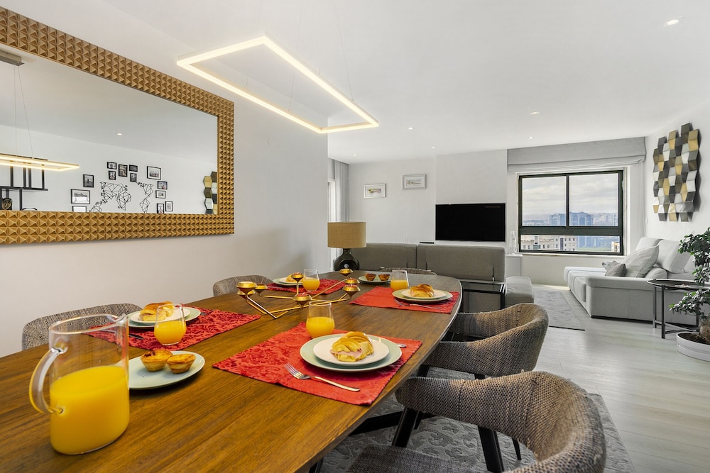 Family Condo: Urban Retreat W/Parking, Ac, Elevator In Great Location
