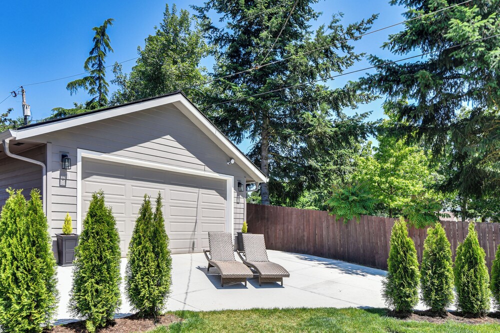 7 Mi to Vancouver Waterfront: Sleek Home w/ Yard!