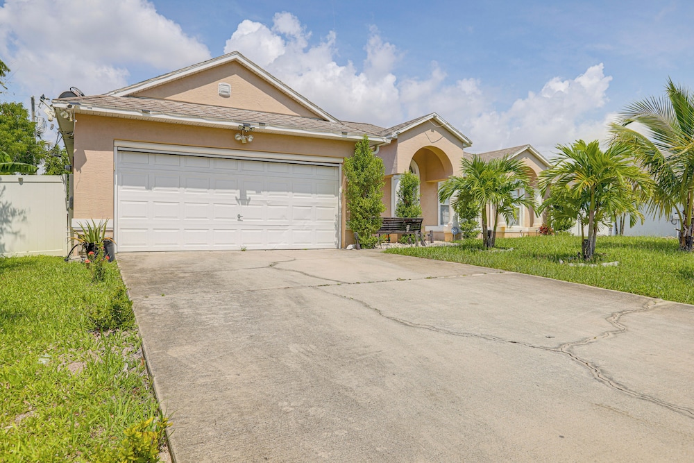 Screened Patio & Hot Tub: Port St Lucie Home!