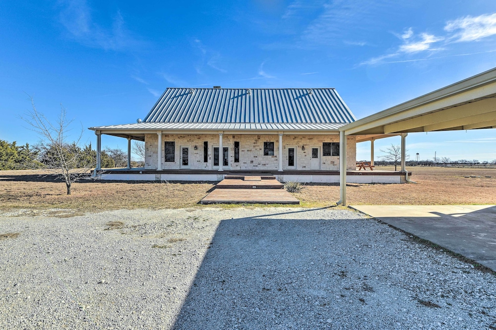 8 Mi to White Rock Lake: Spacious Krum Home