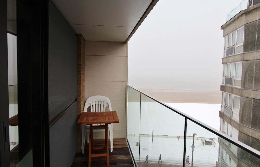 Studio in Het Zoute With Side Sea View