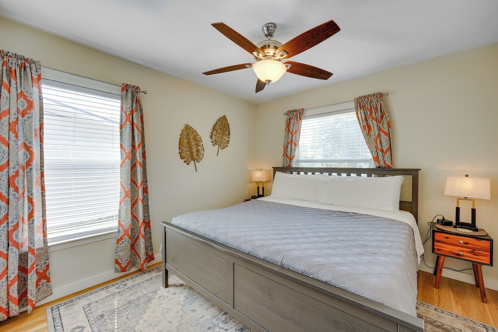San Antonio Home, 2 Mi to Airport - Pets Welcome!