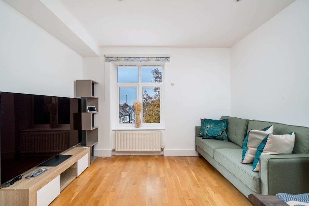 Stunning 3BD Flat, Parking, Sleeps Six, Near Park