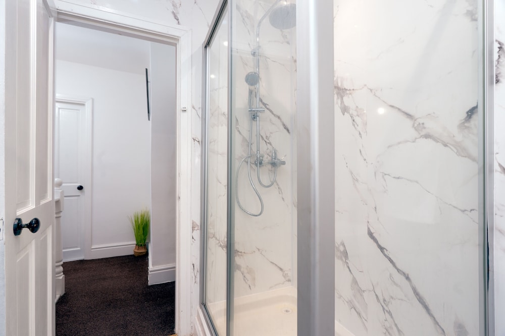 Cosy Cottage - Sleeps 6, Parking & Pet Friendly!