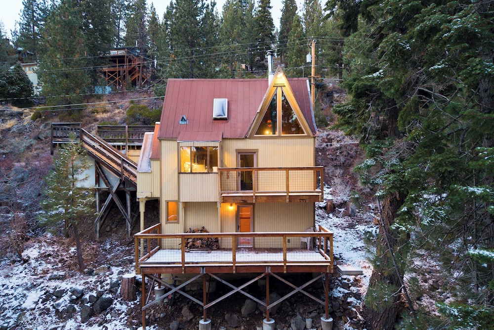 Jeffrey Pines Lofted Cabin, Minutes to Lake A-frame-inspired Design, Deck
