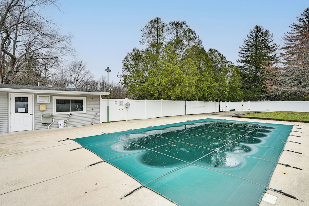 1/2 Mi to Beach & Lake Michigan: Condo w/ Pool!