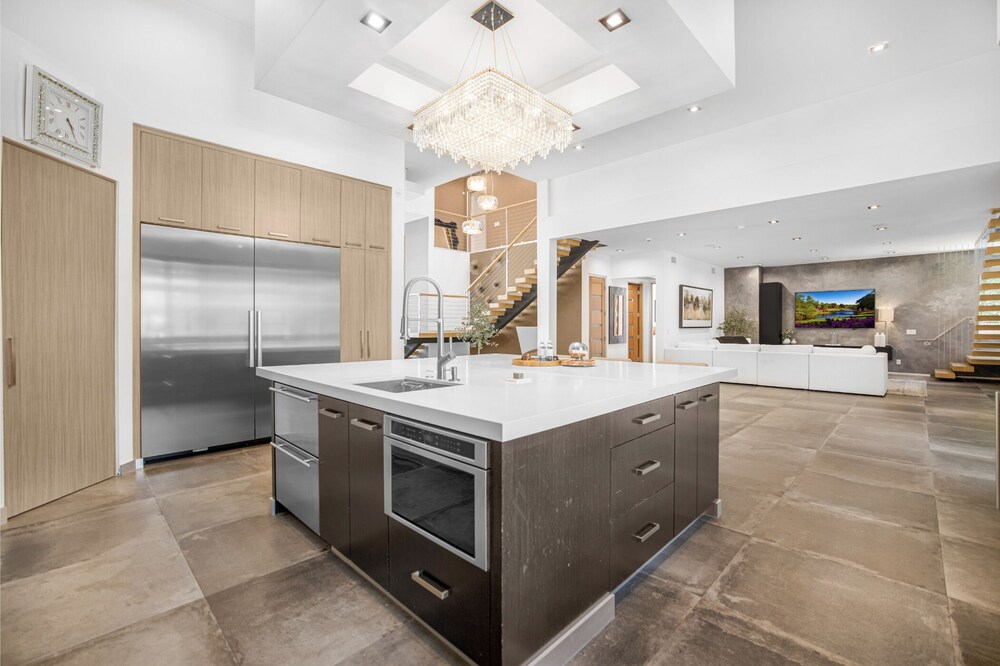 Louise Modern - Luxury Smart Estate in Encino w/ Pool, Gym & Spa