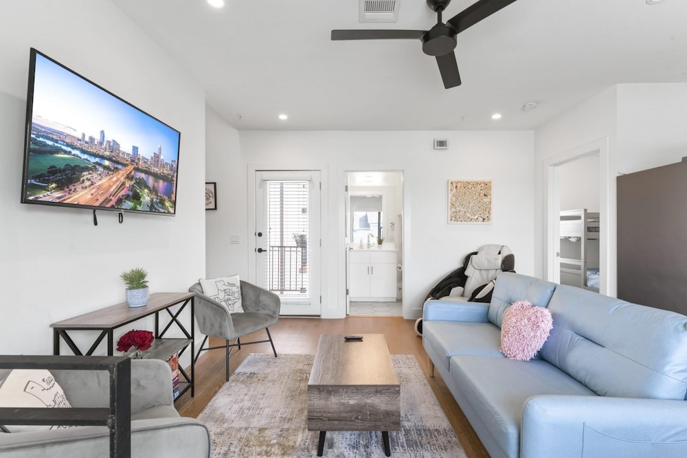 East Downtown 3BR Condo Free Parking Sleeps 7 view 4