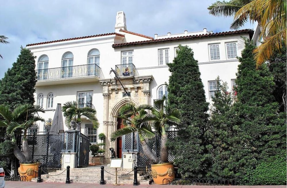 BEST DEAL! 2BR Modern Beachfront Ocean Drive WiFi