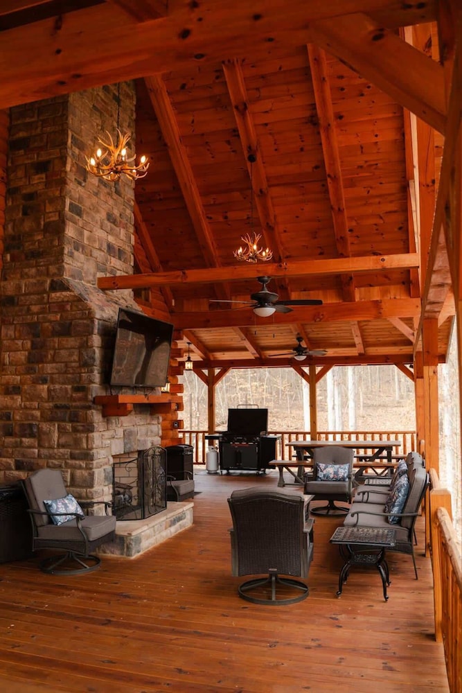 Sleeps 16! Luxury Cabin With Game Room & Hot Tub