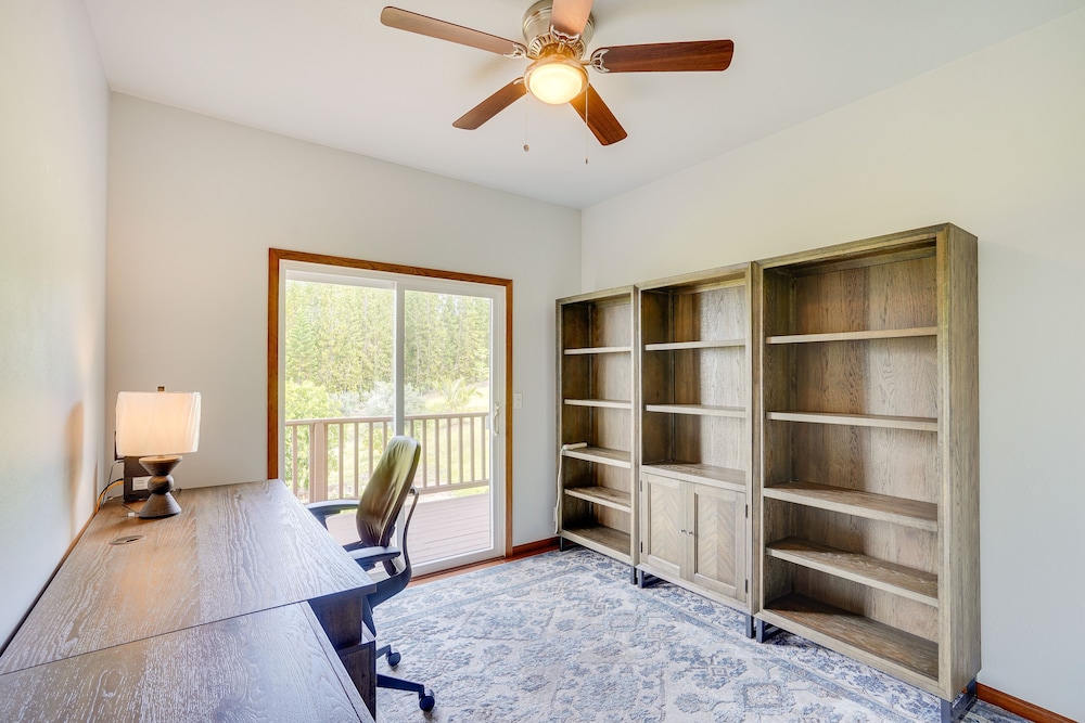 Hawaiian Retreat w/ Ocean Views in Captain Cook!