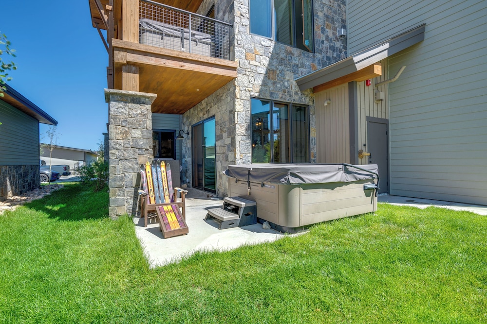 Modern Elk Creek Condo w/ Hot Tub & Heated Floors