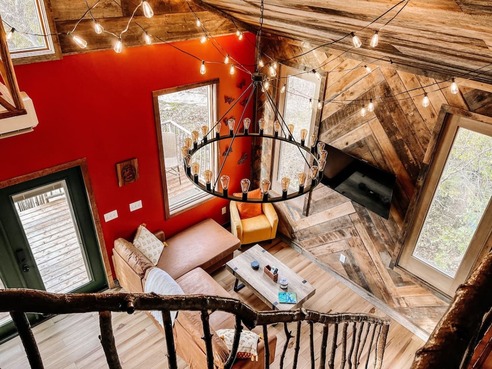 Treehouse Hot tub on 60 Acre Farm Near Downtown