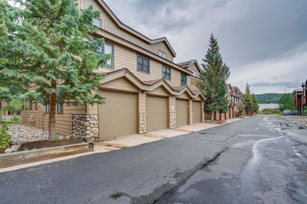 8 Mi to Skiing: Mtn-view Getaway in Frisco! view 5