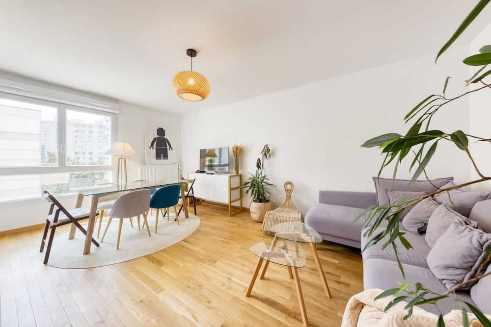 Charming Central Apartment With Balcony and City View