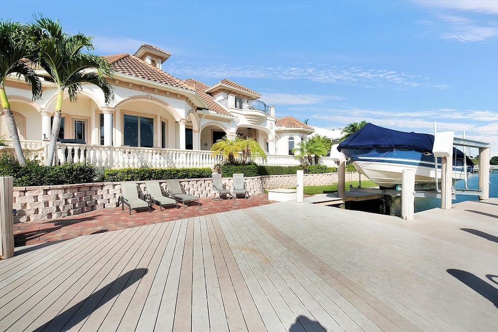 SPIN509 4 Bedroom Holiday Home by Marco Naples Vacation Homes