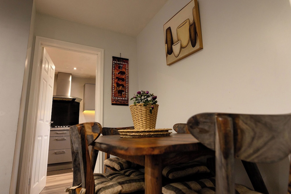 Beautiful Wythenshawe Home Near Airport With Garden & Parking Sleeps 5
