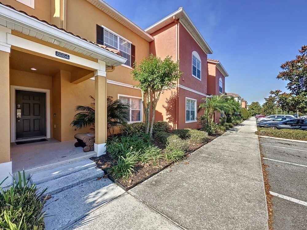 Adorable Townhome Remodeled With Comfort And Relaxation In Mind! Splash Pool! 4 Bedroom Townhouse