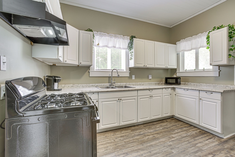 Walk to Restaurants & Shops: Dtwn Franklin Retreat