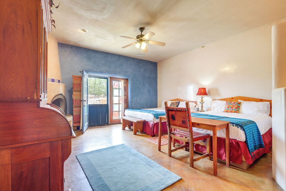 Los Cerrillos Hillside Hacienda on 65 Acres! view 4
