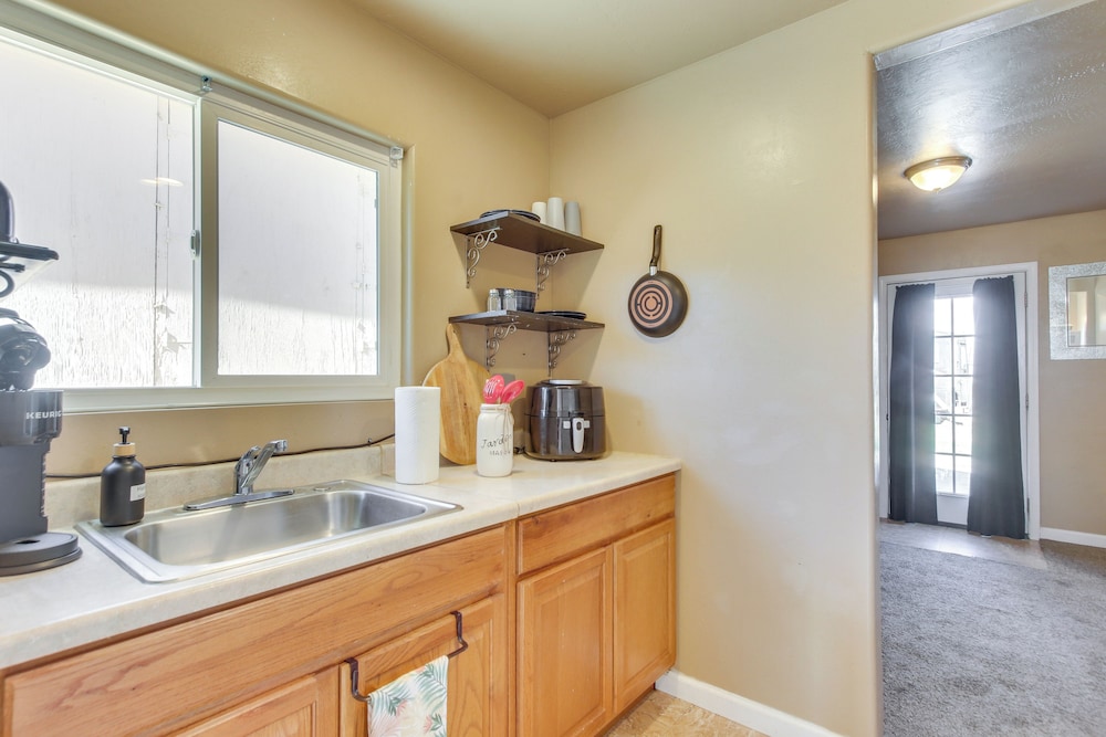 Lake & Mountain Views: Cozy California Stay