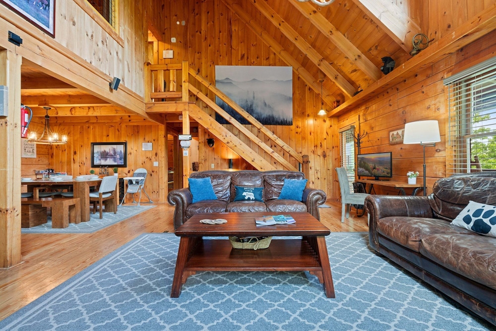 Breathtaking Hideaway 5 Bedroom Cabin