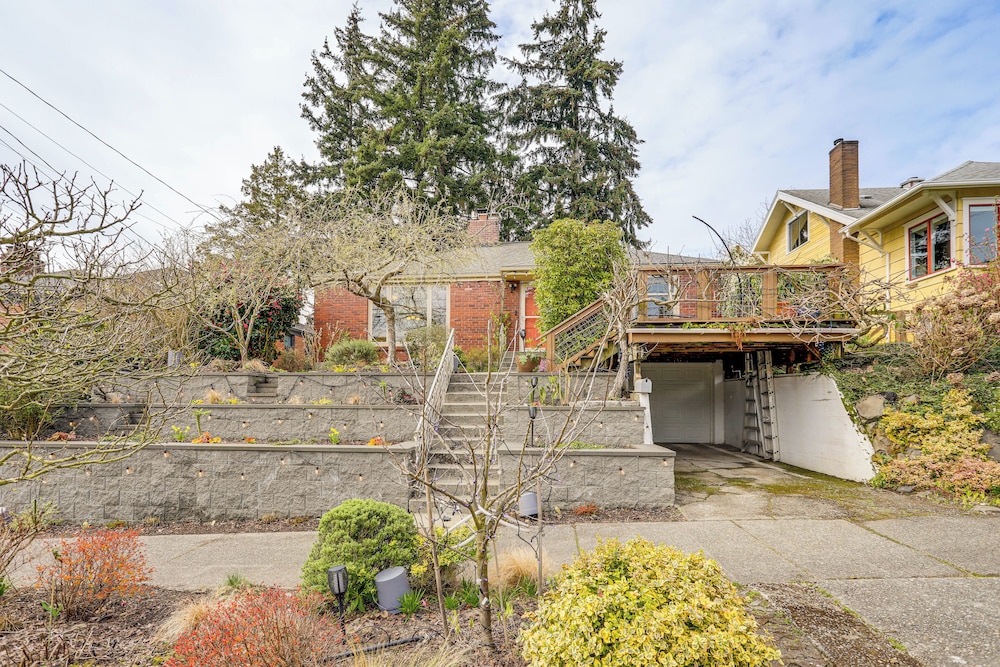 6 Mi to Dtwn Seattle: Walkable Home w/ Hot Tub