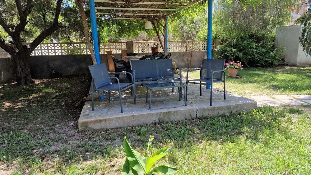 House With Exclusive Pool and Garden 7 min Walk From the Beach and the Center