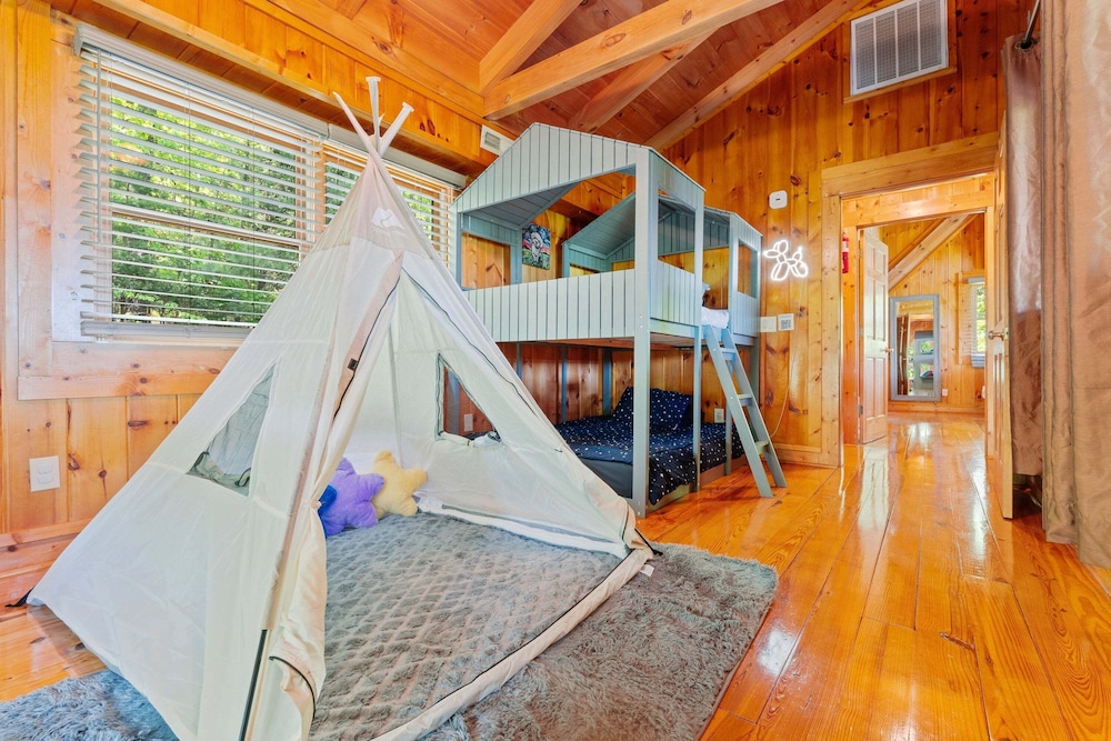 Breathtaking Hideaway 5 Bedroom Cabin