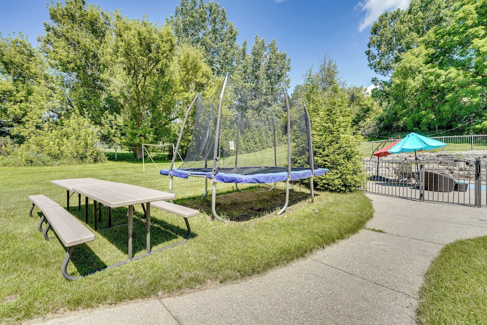 Spacious Family Getaway: 8 Mi to Main St Ann Arbor