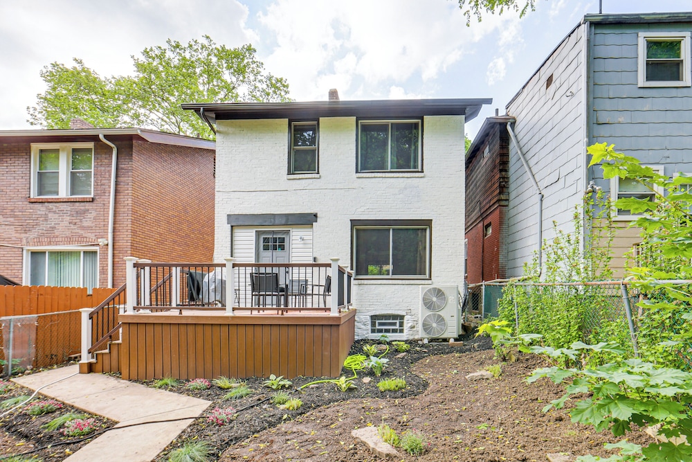 3 Mi to Frick Park: Artsy, Urban Retreat w/ Deck
