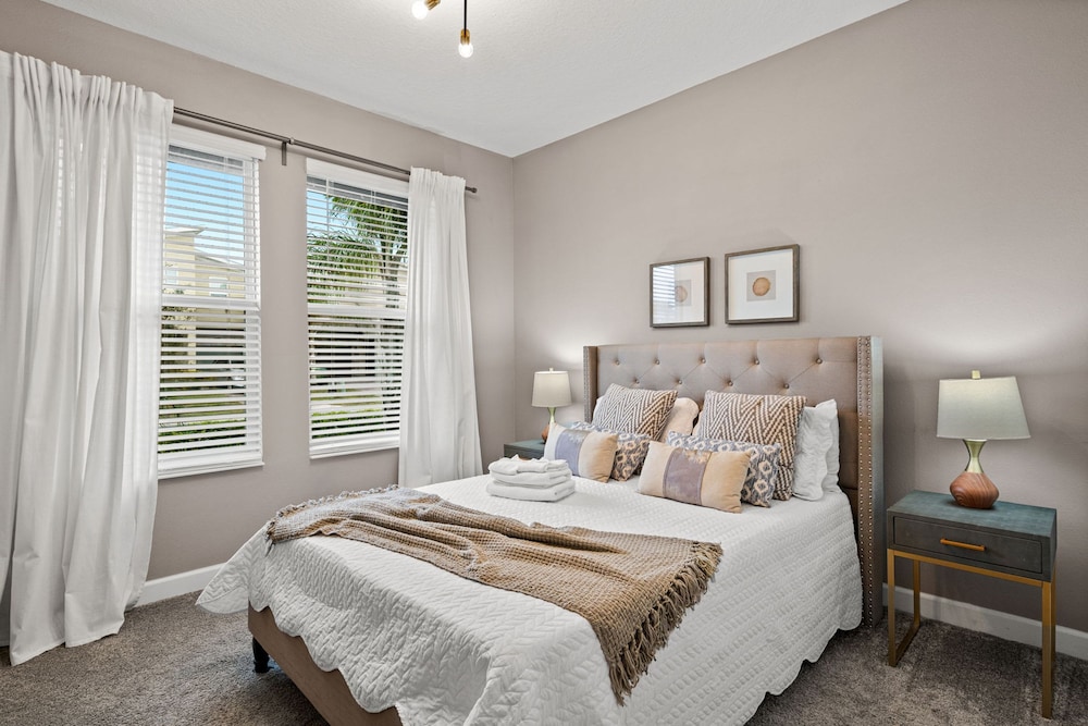 Magical 6BR Retreat With Pool Best Location