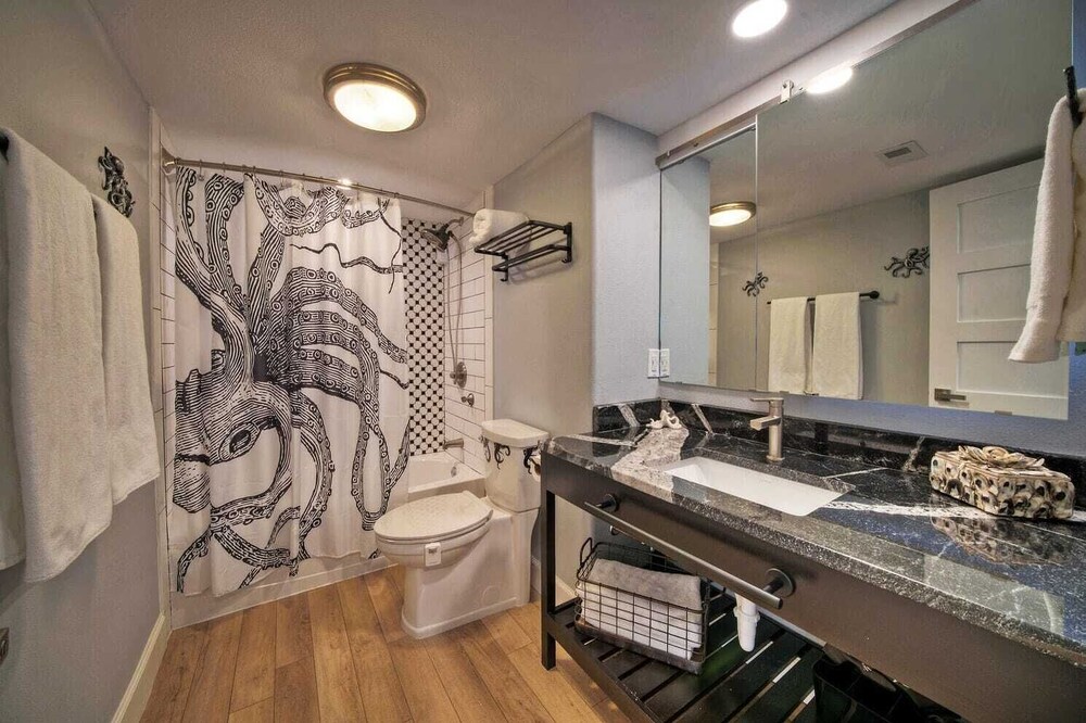 Sleeps 26 3 Island Retreat Condos w/ Beach Access, 2 Pools, Pickleball, Views
