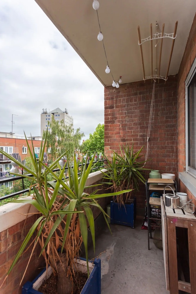 Relaxing 2 Bedroom Top Floor Apartment in Bethnal Green