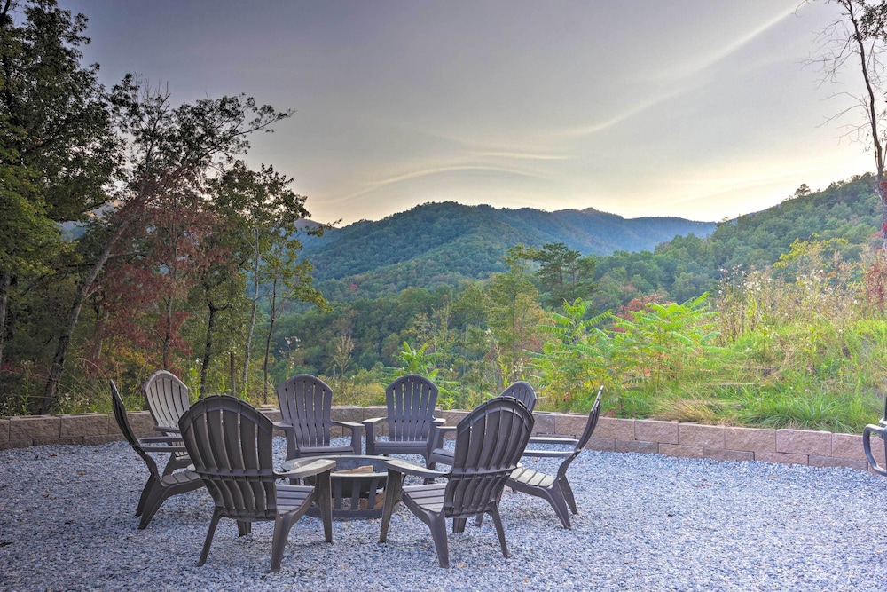 Family Holiday Retreat! Mtn-view Blue Ridge Home view 4