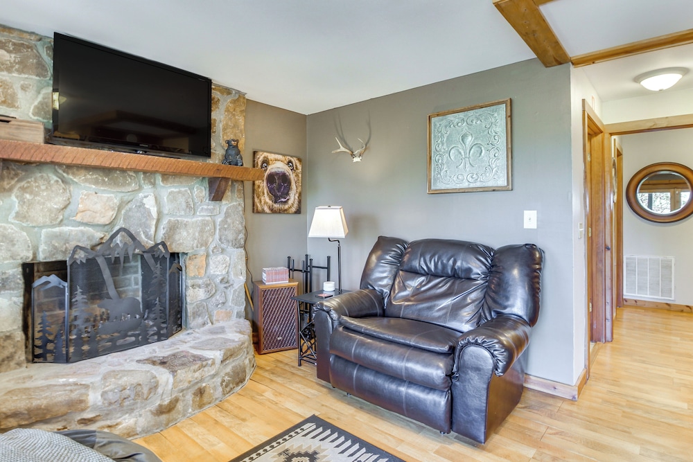 Ellijay Cabin 7 Mi to Dtwn: Hot Tub & Mtn Views