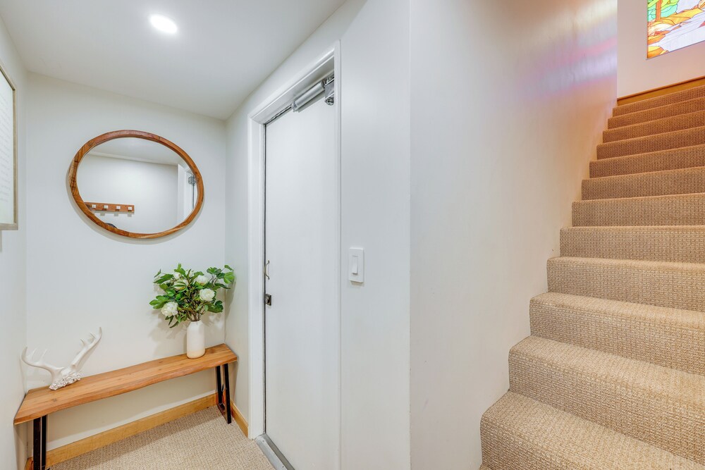 Walk to The Village Shops/eats: Big Bear Lake Home