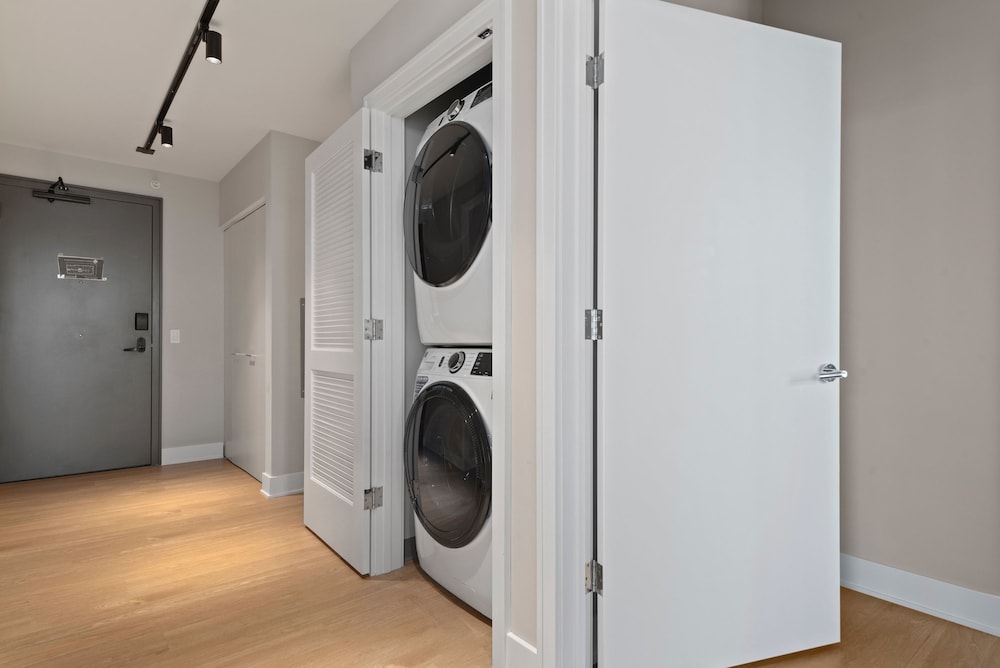 West Loop High-end 2BR Walkable City Views