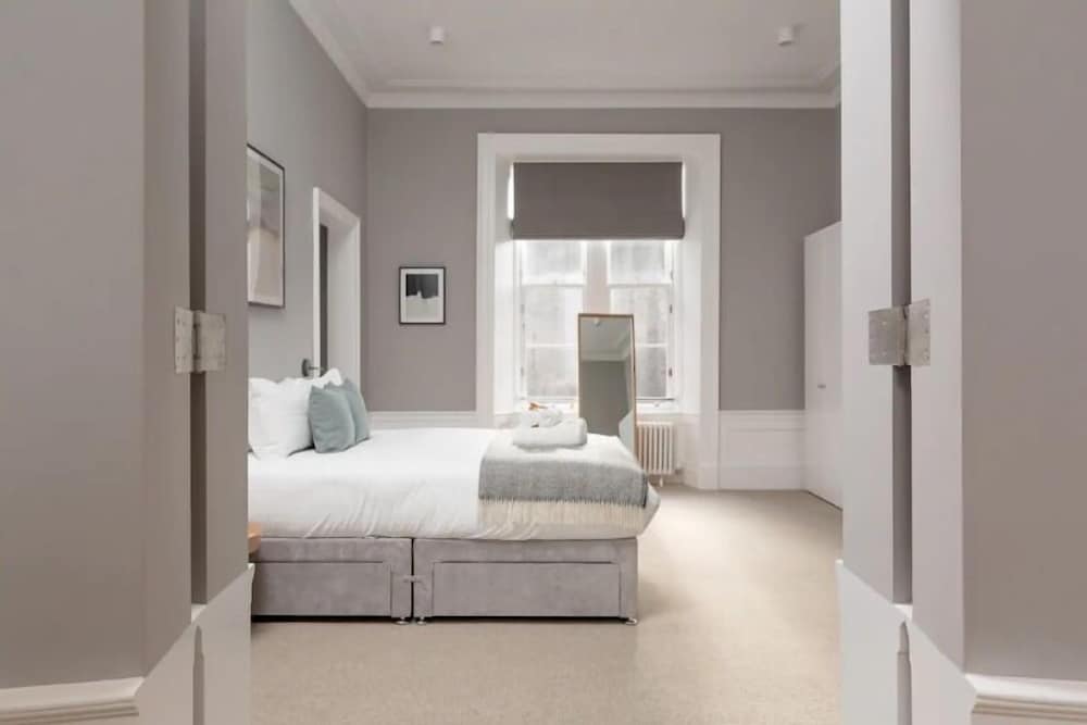 JOIVY Torphichen Street 5 Star Luxury Apartment view 3