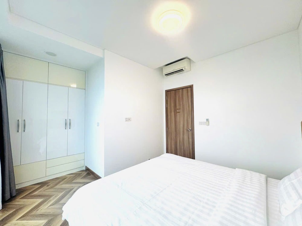 Skyway White & Silver Riverside Resident - Binh Thanh, HCM