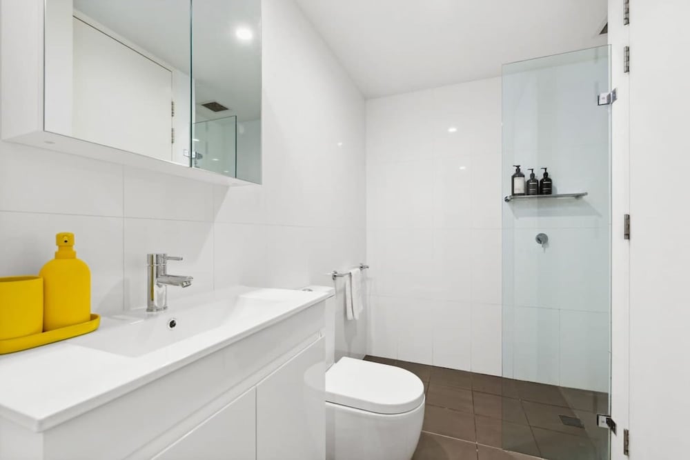 Central Luminous 2 Beds With Balcony Aircon