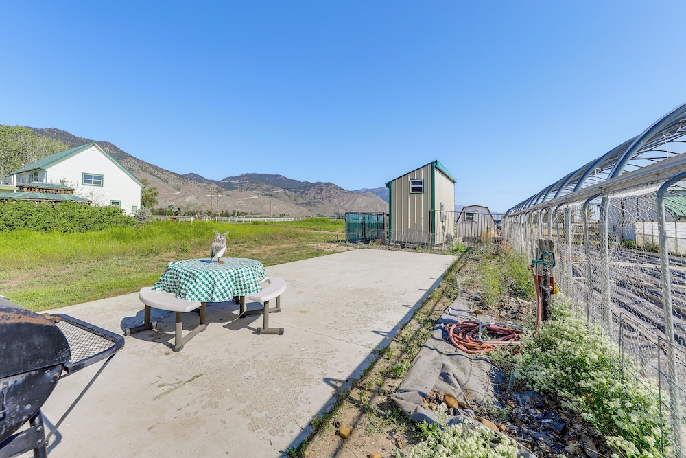 Sierra Nevada Mtn Views: Gardnerville Getaway