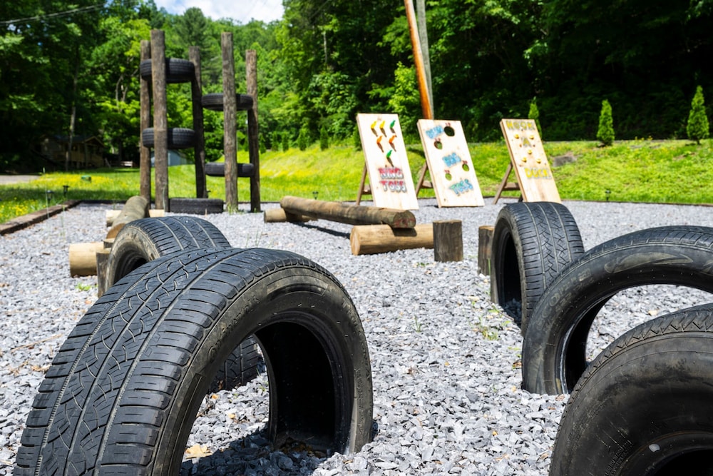 5 Cabins in Gburg Sleeps 16 Firepit Games