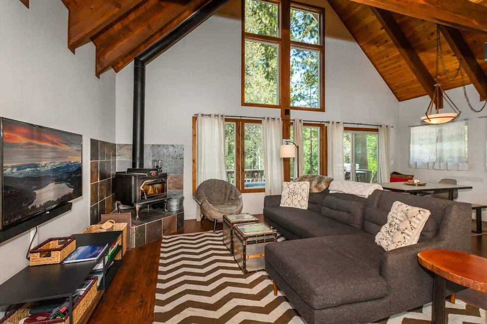 Alder Creek Paradise - Tree-lined Cabin Stay for 7