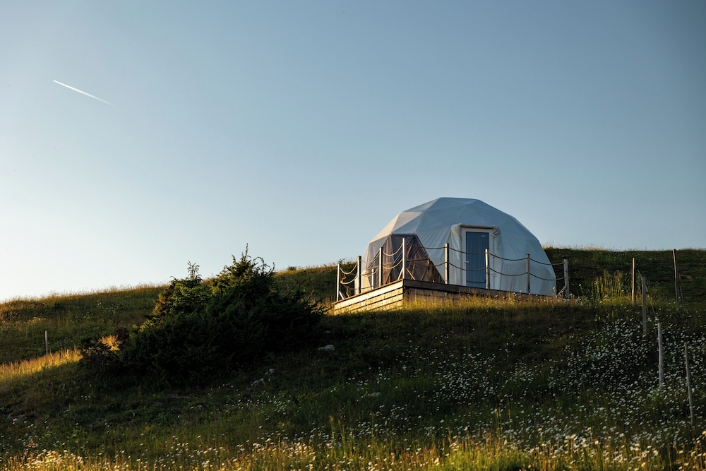 Stargazing Glamping Domes Golte