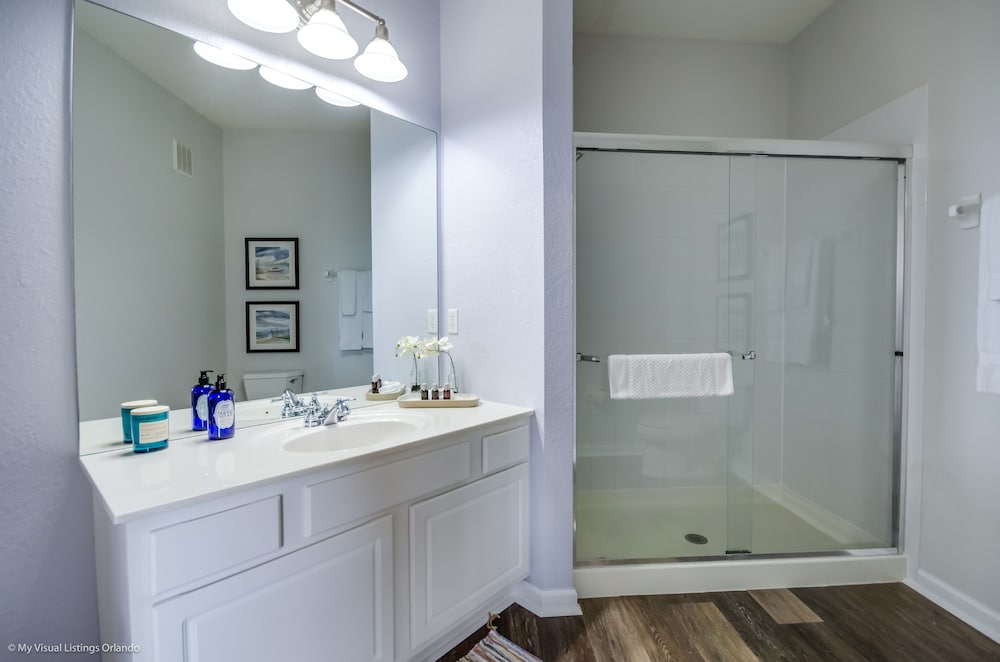 Santiago's Corner Ventura 3 Bedroom Condo by RedAwning