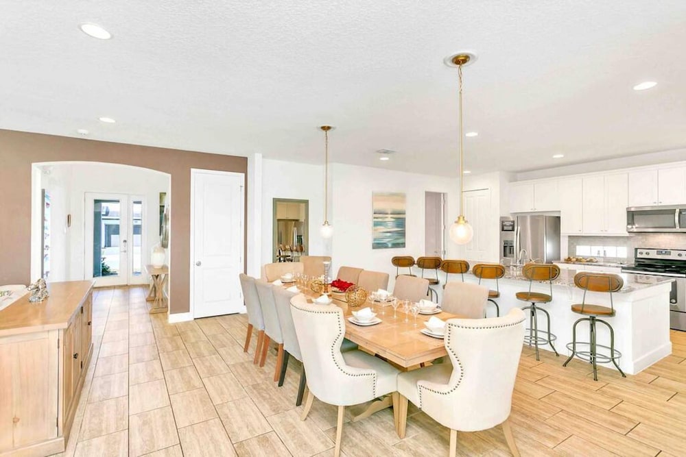 Super Size - 11br Spacious Home w Pool HOT TUB