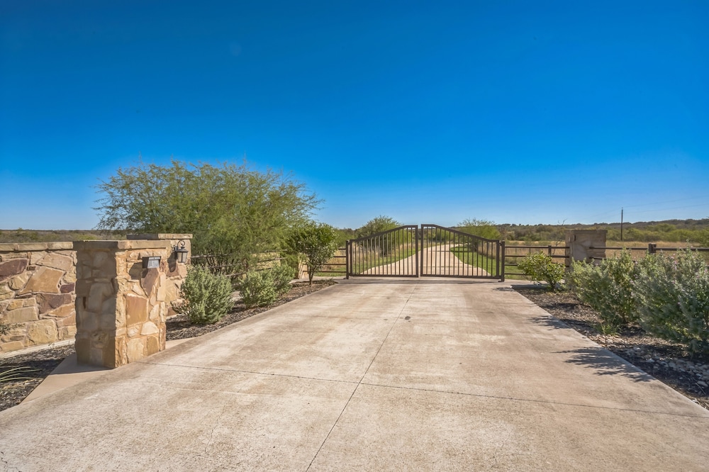 Luxurious 4-Bedroom Oasis with Private Pool Home