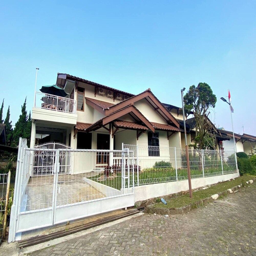 1605mc Amazing Champions Gate 8 Bedroom 5 Bed - Image 1