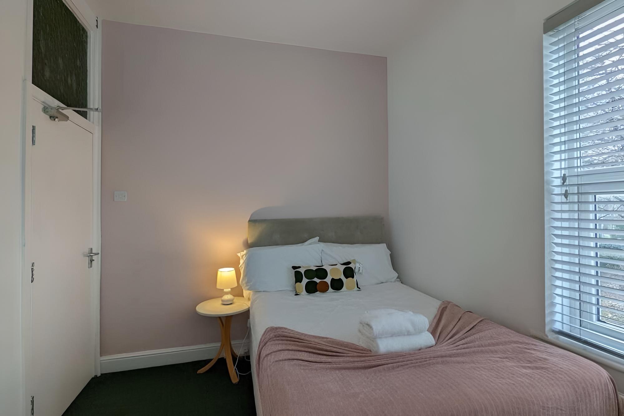 Warm & Calming 3BD Holiday Home - Salford view 4